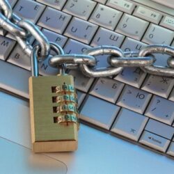 Жёлтый свет светофора: как избежать штрафа за проезд на желтый свет с камеры?
