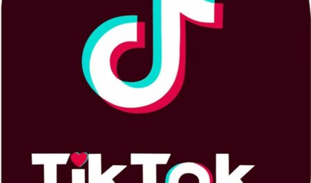 Как правильно начинать клеить обои в комнате