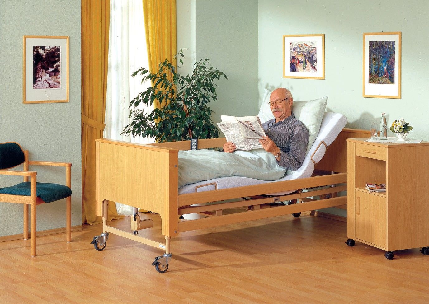 Лучшие матрасы для пожилых людей. Функциональная кровать для лежачих больных. Кровать для лежачими больными. Кровати для пожилых людей для дома. Кровати для тяжелобольных лежачих.